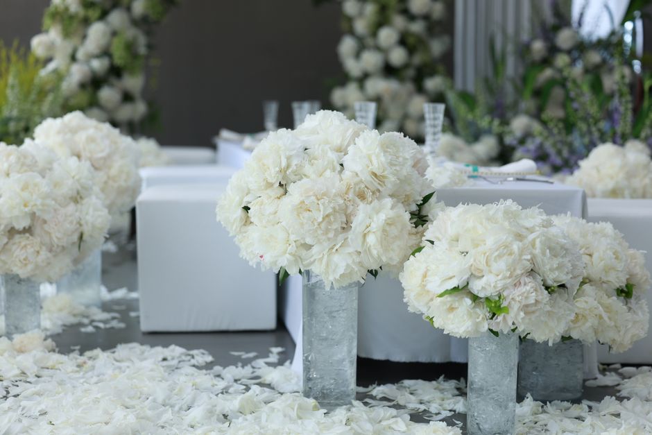 Elegant wedding table centerpiece with luxury tableware